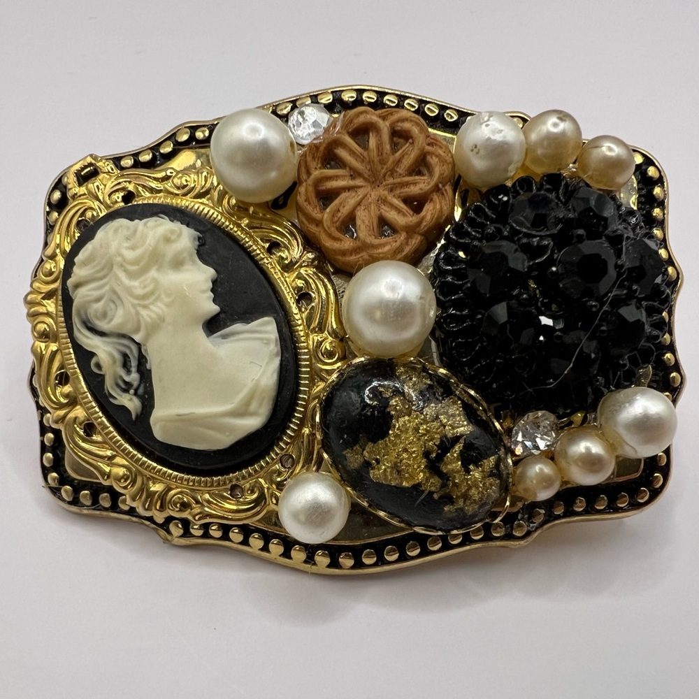 Very Pretty Women’s Gold Belt Buckle with Cameo and Pearls